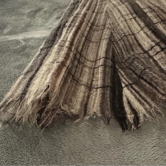 Elie Tahari A line, virgin wool skirt, size 2, unique - Picture 3 of 7